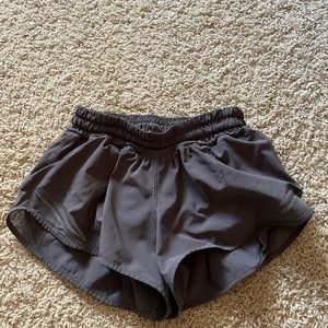 Gray Lululemon hotty hots 2.5”